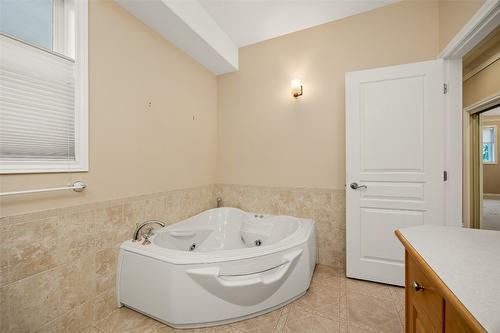 2090 Bowron Street, Kelowna, BC - Indoor Photo Showing Bathroom