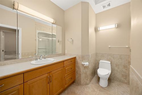 2090 Bowron Street, Kelowna, BC - Indoor Photo Showing Bathroom