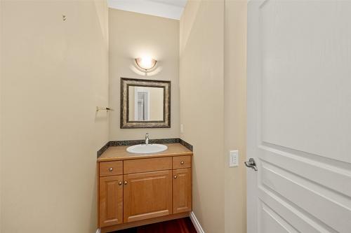 2090 Bowron Street, Kelowna, BC - Indoor Photo Showing Bathroom