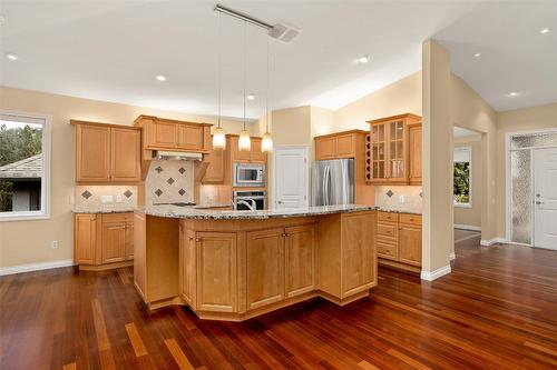 2090 Bowron Street, Kelowna, BC - Indoor Photo Showing Kitchen