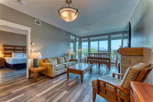 241-4205 Gellatly Road, West Kelowna, BC - Indoor Photo Showing Living Room