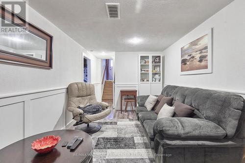 1207 Erinlea Avenue, Oshawa, ON - Indoor Photo Showing Living Room