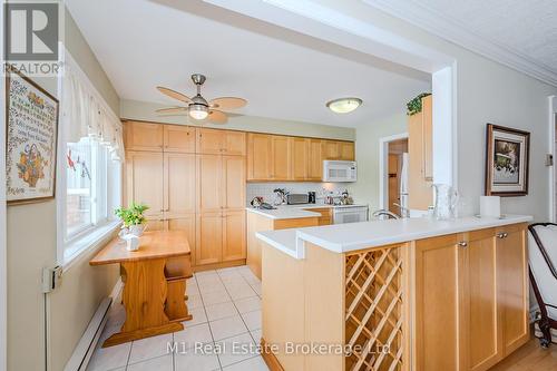 302 - 43 Caroline Street N, Waterloo, ON - Indoor Photo Showing Kitchen