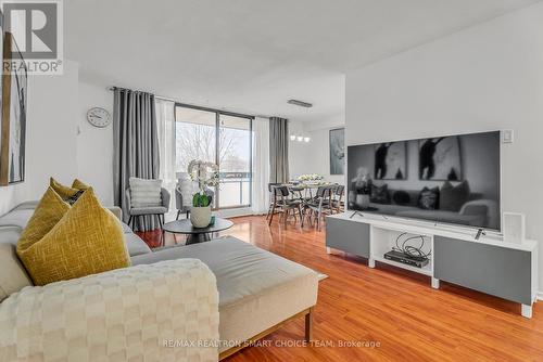 403 - 177 Linus Road, Toronto, ON - Indoor Photo Showing Living Room