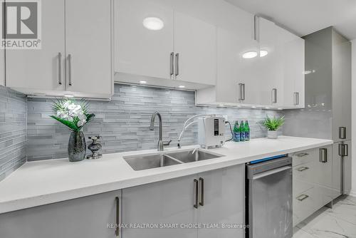 403 - 177 Linus Road, Toronto, ON - Indoor Photo Showing Kitchen With Double Sink With Upgraded Kitchen