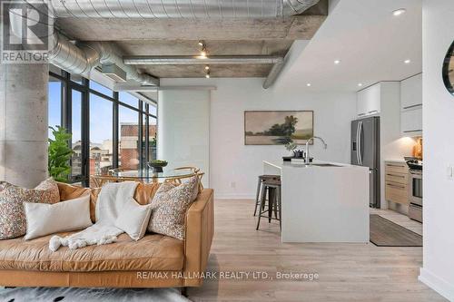 807 - 138 Princess Street, Toronto, ON - Indoor Photo Showing Living Room