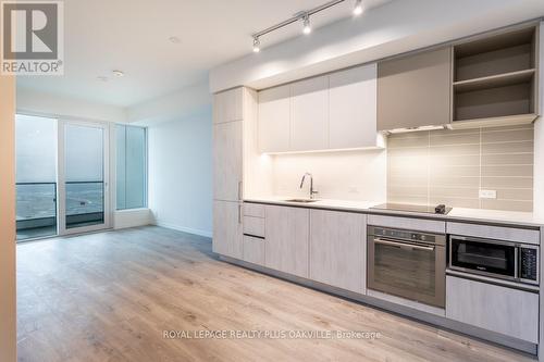 3801 - 7890 Jane Street, Vaughan, ON - Indoor Photo Showing Kitchen