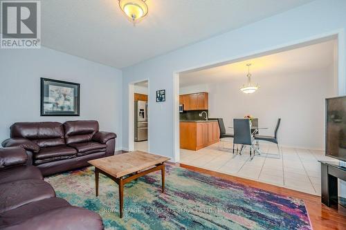 2077 Frontier Drive, Oakville, ON - Indoor Photo Showing Living Room