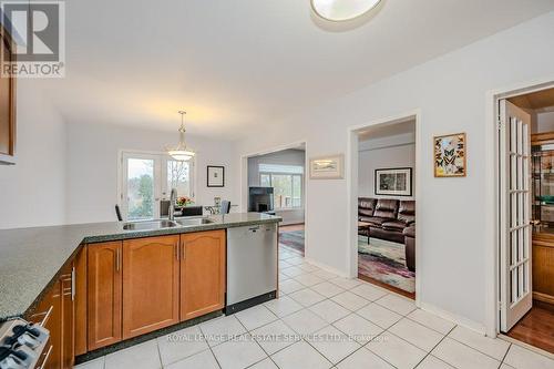 2077 Frontier Drive, Oakville, ON - Indoor Photo Showing Kitchen With Double Sink