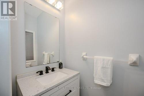 2077 Frontier Drive, Oakville, ON - Indoor Photo Showing Bathroom