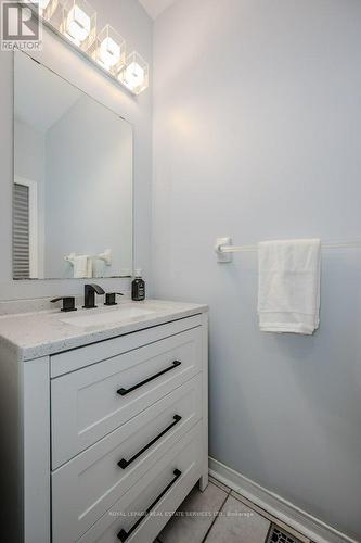 2077 Frontier Drive, Oakville, ON - Indoor Photo Showing Bathroom