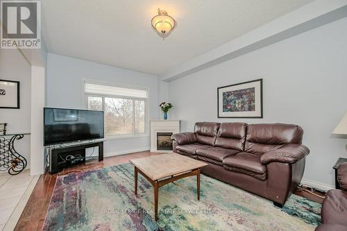 2077 Frontier Drive, Oakville, ON - Indoor Photo Showing Living Room