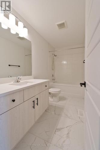 29 Bensley Lane, Hamilton, ON - Indoor Photo Showing Bathroom