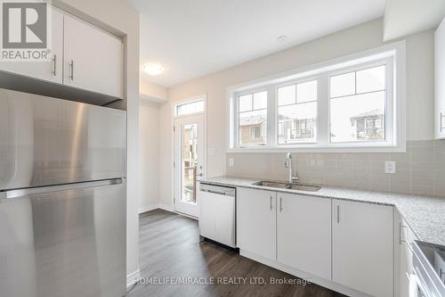 70 - 10 Birmingham Drive E, Cambridge, ON - Indoor Photo Showing Kitchen