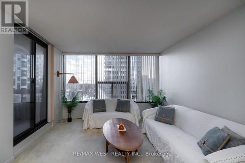 601 - 100 Quebec Avenue, Toronto, ON - Indoor