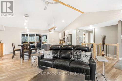 1410 Du Golf Road, Clarence-Rockland, ON - Indoor Photo Showing Living Room