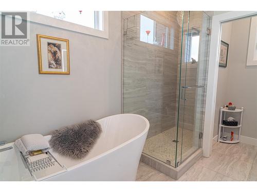 540 Barra Lane, Kelowna, BC - Indoor Photo Showing Bathroom