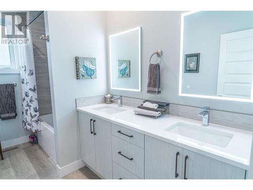 540 Barra Lane, Kelowna, BC - Indoor Photo Showing Bathroom