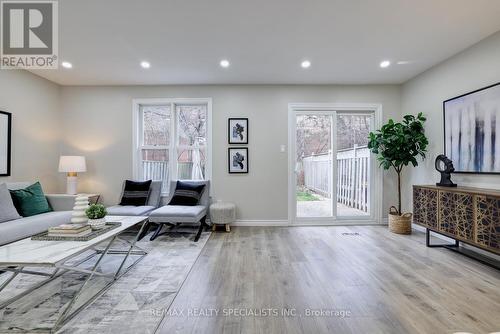 4039 Farrier Court, Mississauga, ON - Indoor Photo Showing Living Room