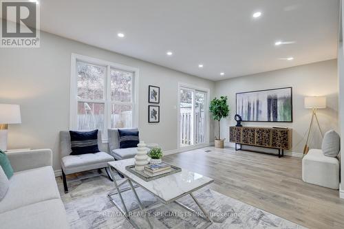 4039 Farrier Court, Mississauga, ON - Indoor Photo Showing Living Room