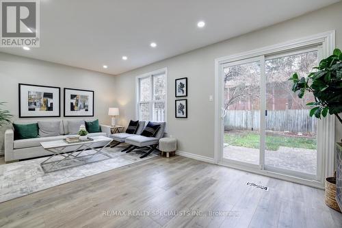 4039 Farrier Court, Mississauga, ON - Indoor Photo Showing Living Room