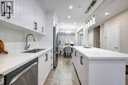 4039 Farrier Court, Mississauga, ON - Indoor Photo Showing Kitchen With Upgraded Kitchen