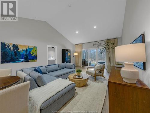 53 Red Oak Crescent, Boblo Island, ON - Indoor Photo Showing Living Room