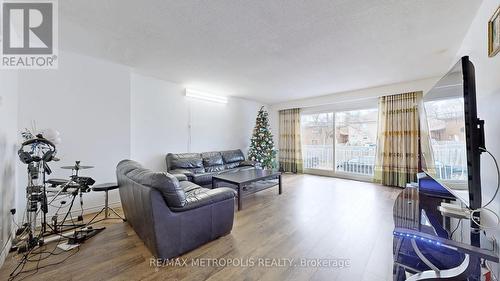 24 Outlook Garden Boulevard, Toronto, ON - Indoor Photo Showing Living Room