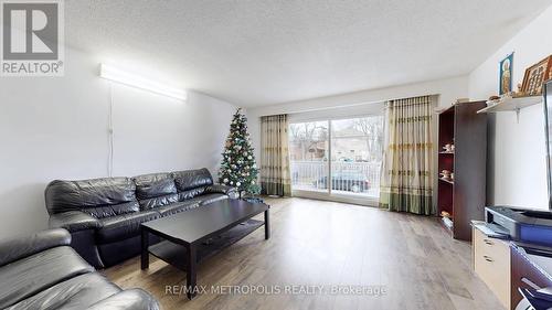 24 Outlook Garden Boulevard, Toronto, ON - Indoor Photo Showing Living Room