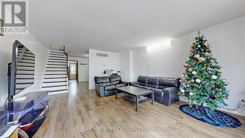 24 Outlook Garden Boulevard, Toronto, ON - Indoor Photo Showing Living Room