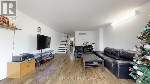 24 Outlook Garden Boulevard, Toronto, ON - Indoor Photo Showing Living Room