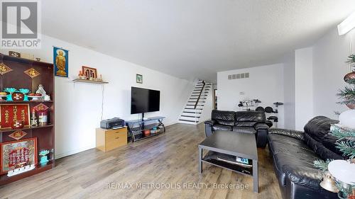 24 Outlook Garden Boulevard, Toronto, ON - Indoor Photo Showing Living Room