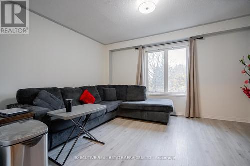 49 - 120 Railroad Street, Brampton, ON - Indoor Photo Showing Living Room