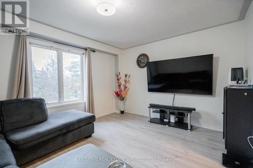 49 - 120 Railroad Street, Brampton, ON - Indoor Photo Showing Living Room