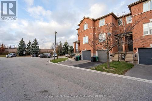 49 - 120 Railroad Street, Brampton, ON - Outdoor