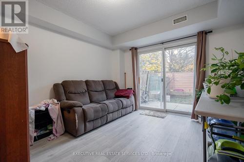 49 - 120 Railroad Street, Brampton, ON - Indoor Photo Showing Living Room