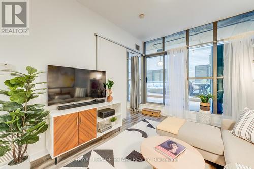 102 - 625 Queen Street E, Toronto, ON - Indoor Photo Showing Living Room