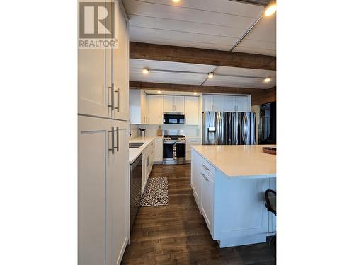 681 Green Lake South Road, 100 Mile House, BC - Indoor Photo Showing Kitchen With Double Sink