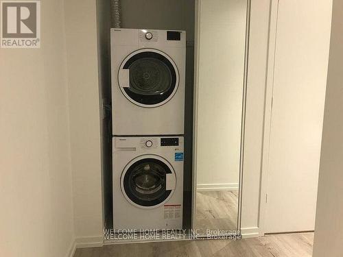 1002 - 1000 Portage Parkway, Vaughan, ON - Indoor Photo Showing Laundry Room