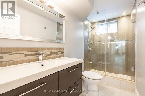 5247 Spruce Avenue, Burlington, ON - Indoor Photo Showing Bathroom