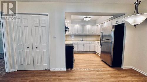 1006 - 2180 Marine Drive, Oakville, ON - Indoor Photo Showing Kitchen