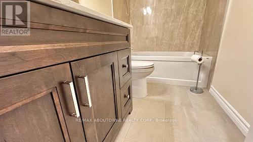 1006 - 2180 Marine Drive, Oakville, ON - Indoor Photo Showing Bathroom