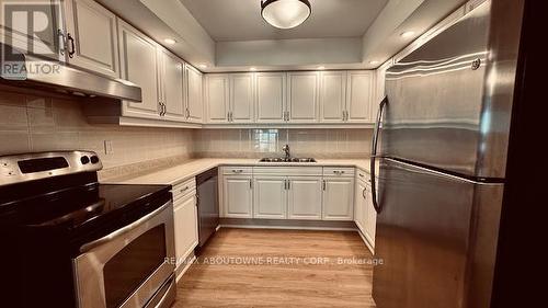 1006 - 2180 Marine Drive, Oakville, ON - Indoor Photo Showing Kitchen