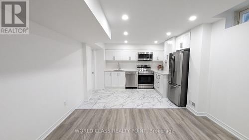 17 Brower Avenue, Richmond Hill, ON - Indoor Photo Showing Kitchen