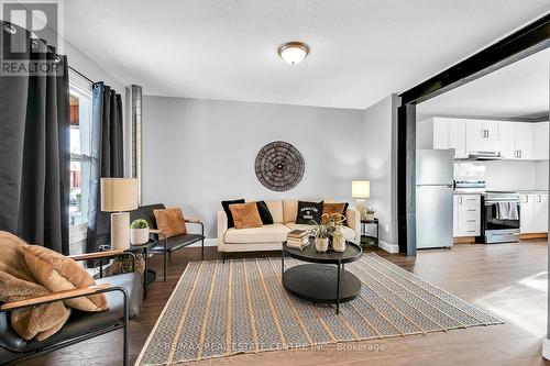 14 Keith Street, Hamilton, ON - Indoor Photo Showing Living Room