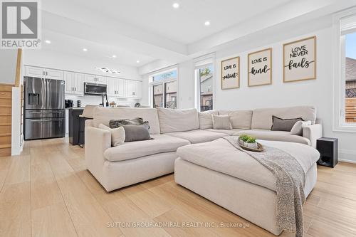 1026 Wright Drive, Midland, ON - Indoor Photo Showing Living Room