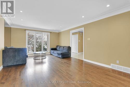 2432 Wyndale Crescent, Ottawa, ON - Indoor Photo Showing Living Room