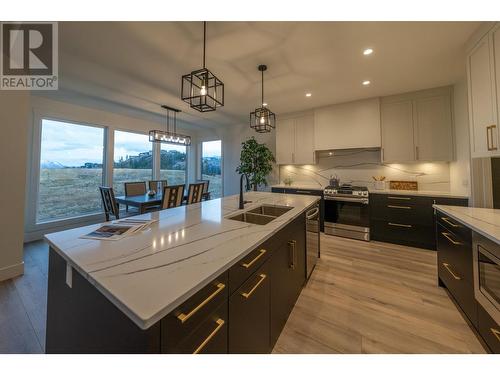 2537 Pinnacle Ridge Drive, West Kelowna, BC - Indoor Photo Showing Kitchen With Double Sink With Upgraded Kitchen