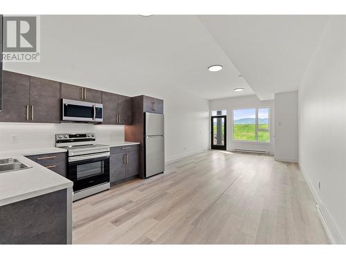 2537 Pinnacle Ridge Drive, West Kelowna, BC - Indoor Photo Showing Kitchen With Double Sink With Upgraded Kitchen