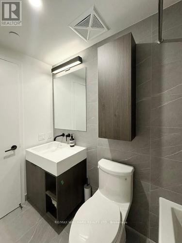 1810 - 108 Peter Street, Toronto, ON - Indoor Photo Showing Bathroom